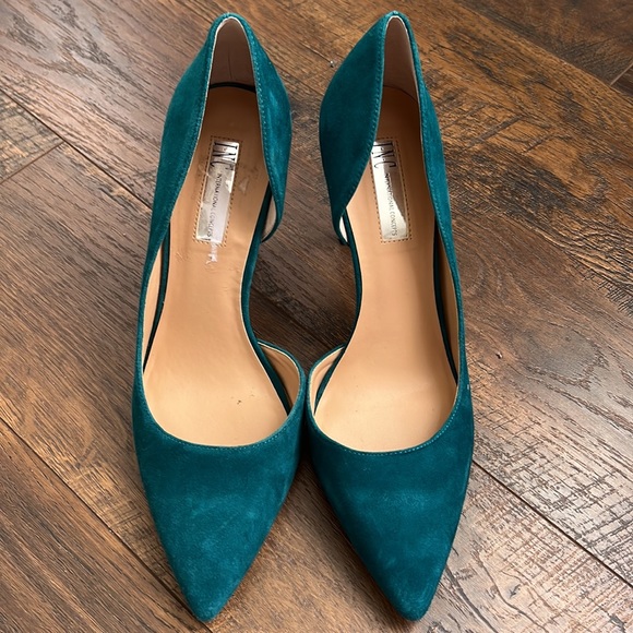 Women’s Heels - Picture 2 of 5